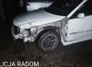 Kierowca Saaba powodował kolizje i uciekał. Coś jednak zgubił