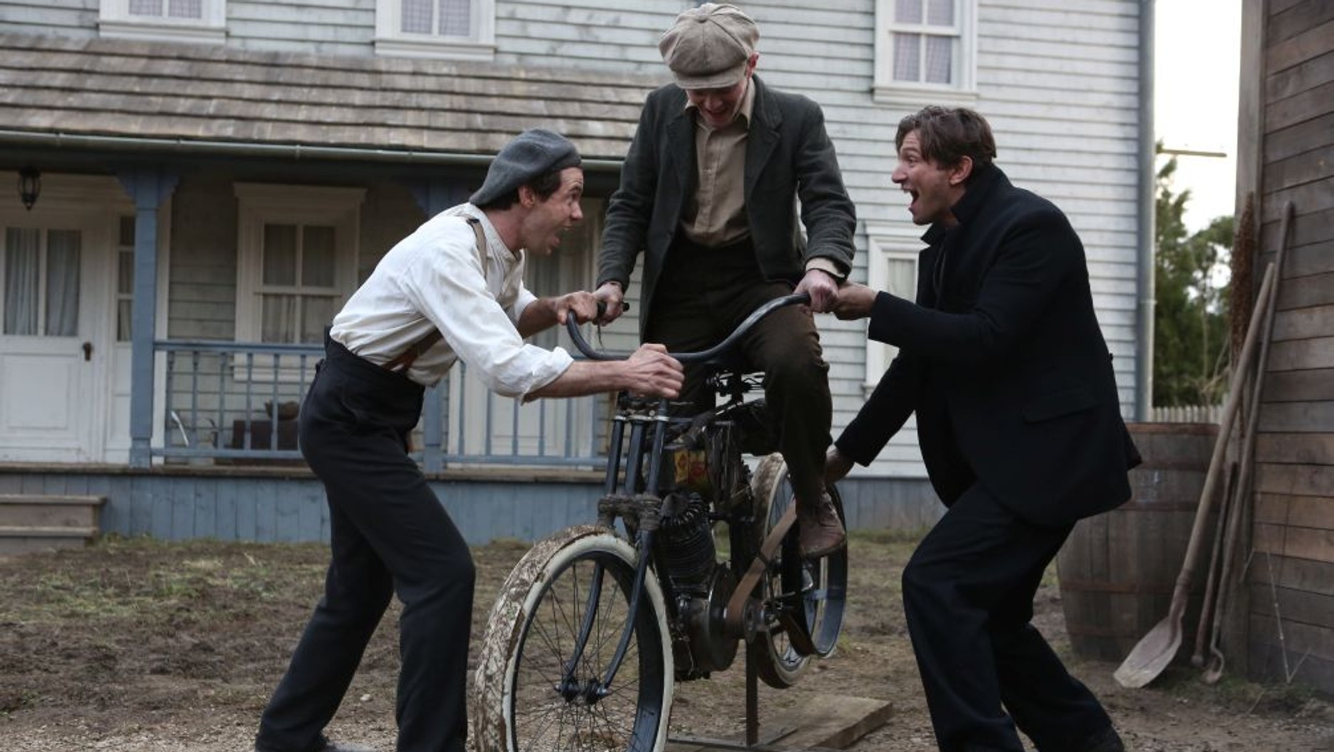 Kadr z serialu Harley and the Davidsons (Zdjęcie prezentuje repliki motocykli stworzone na potrzeby serialu Harley and the Davidsons dla Discovery Communications)