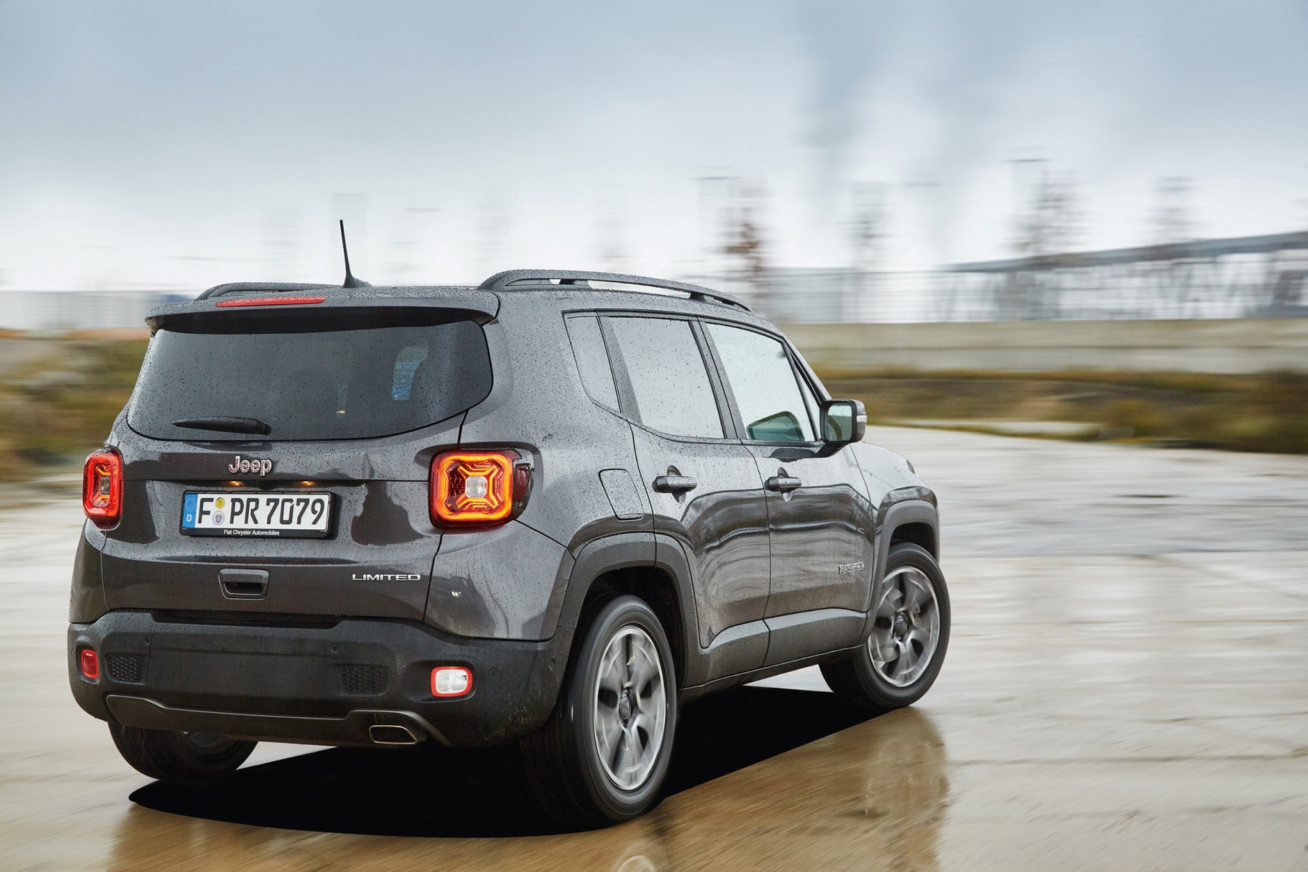 Porównanie 4 par SUV-ów: Mazda, Mitsubishi, Jeep i Volkswagen.