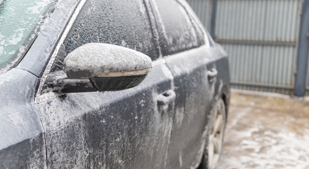 Oblodzone szyby w samochodzie – jak im zaradzić?