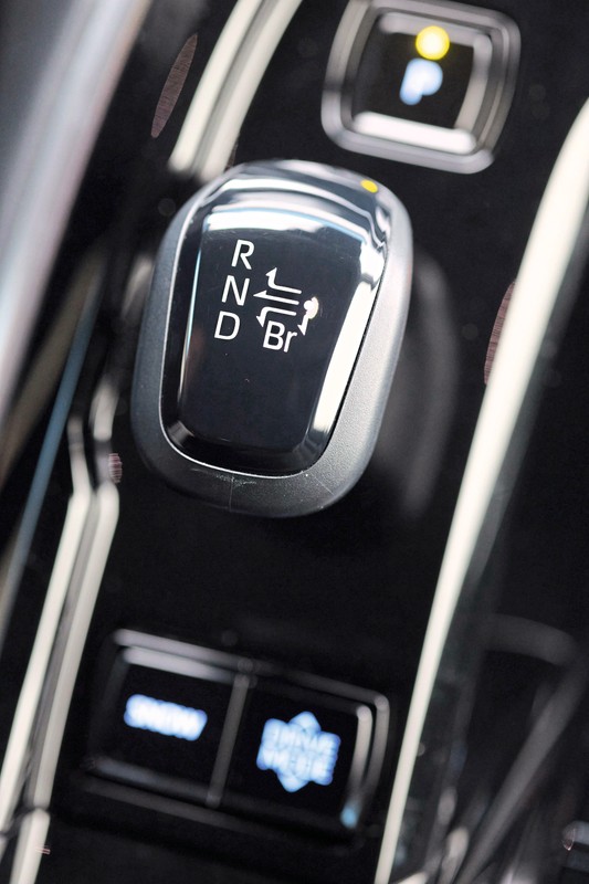 Toyotą Mirai jeździ się podobnie, jak autami elektrycznymi – bo to jest auto elektryczne, tyle że z elektrownią na pokładzie.
