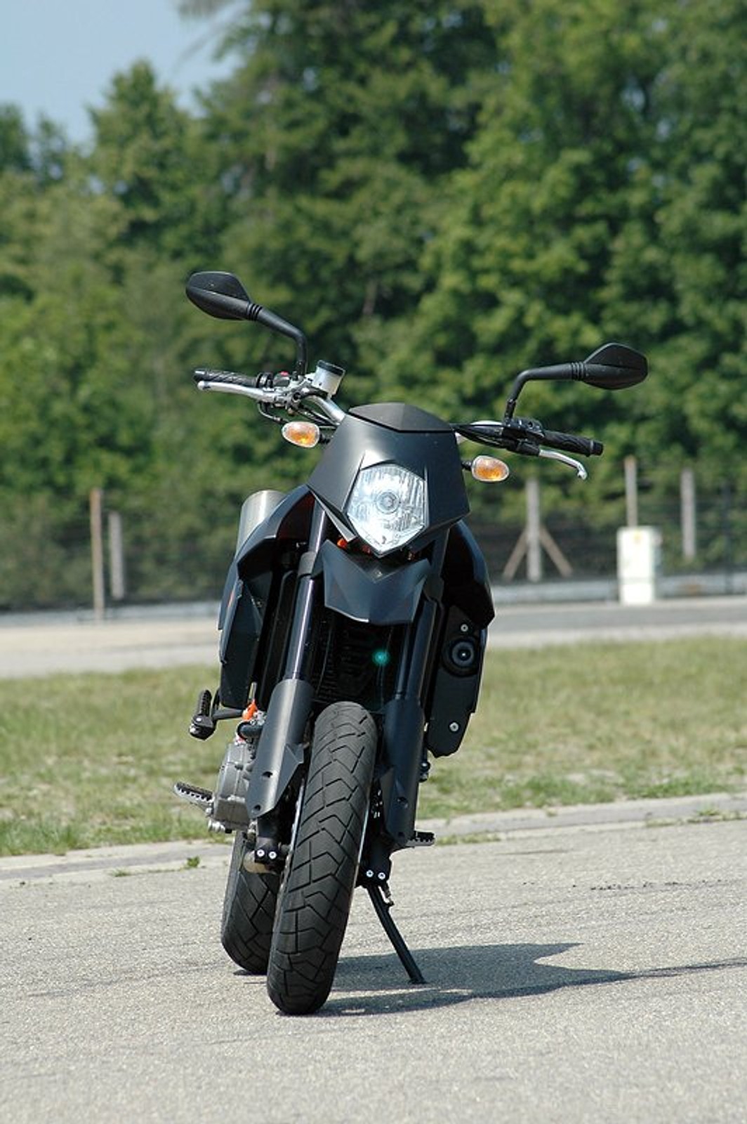 KTM 950 Supermoto R: duży dzikus (test)