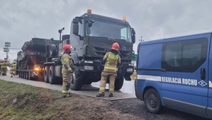 Niecodzienny wypadek na Mazowszu. Wymusił pierwszeństwo na kolumnie z czołgiem