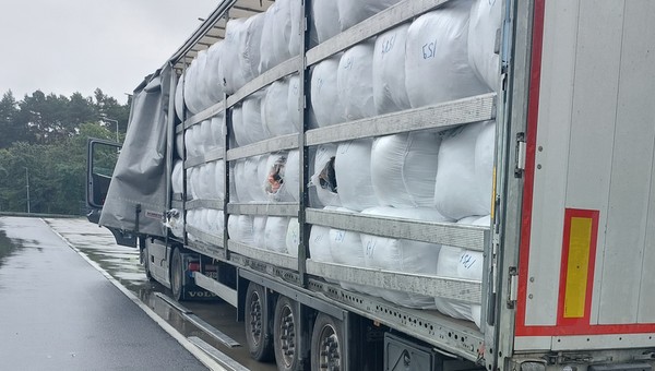 Zatrzymany tir na drodze S3. W naczepie była nie tylko używana odzież