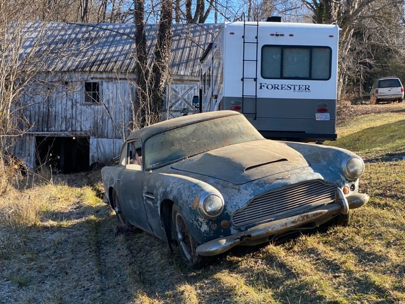 Aston Martin DB4 znaleziony po 30-letnim postoju w stodole