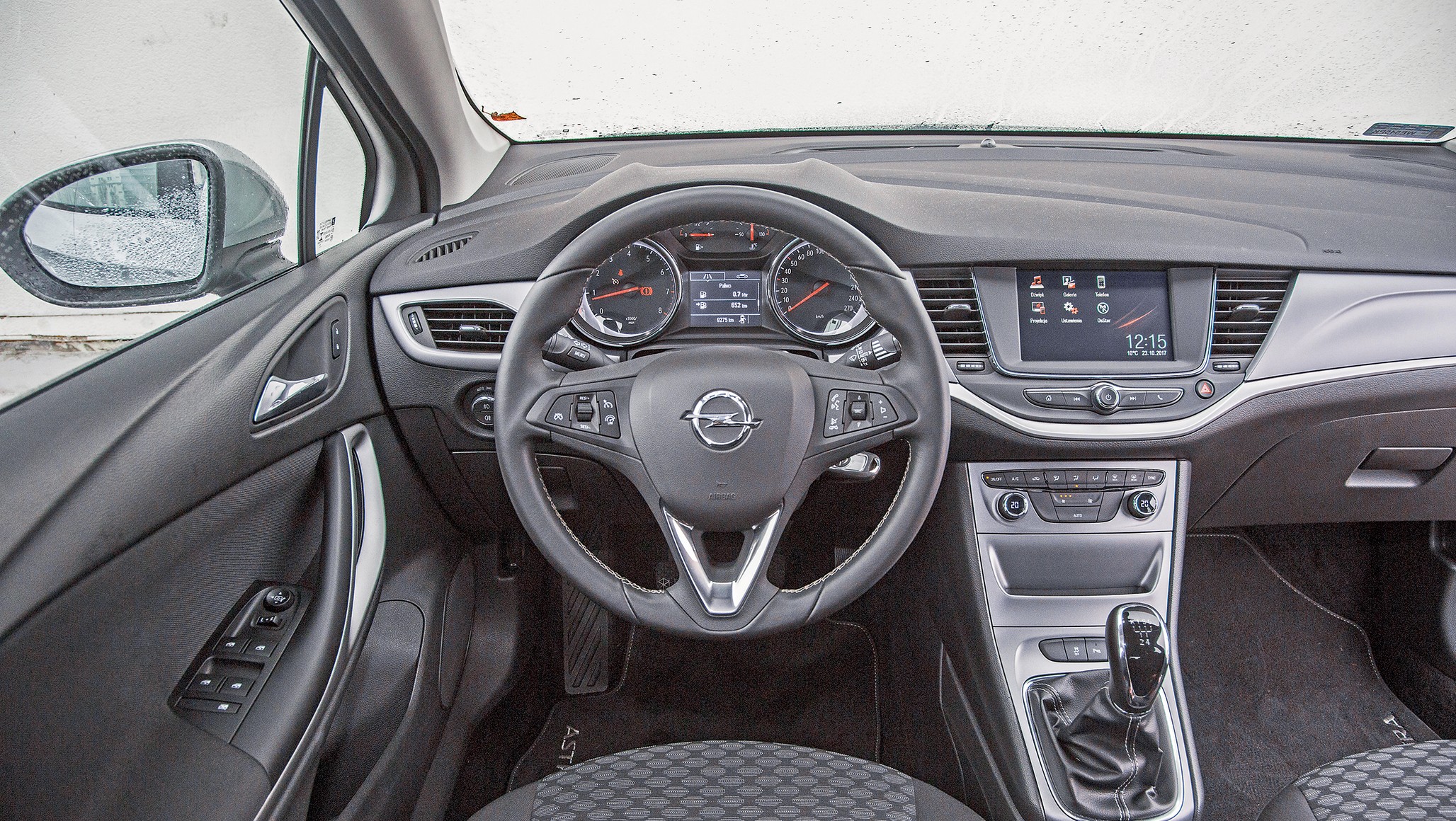 Piąta generacja (K; opisywana) odznacza się bardzo dobrą relacją ceny do wieku i oferowanych możliwości. Względem poprzednika poprawiono tutaj w zasadzie wszystko – Astra K jest sporo lżejsza, zwinniej jeździ i wreszcie nieco lepiej wykorzystano przestrzeń w środku.