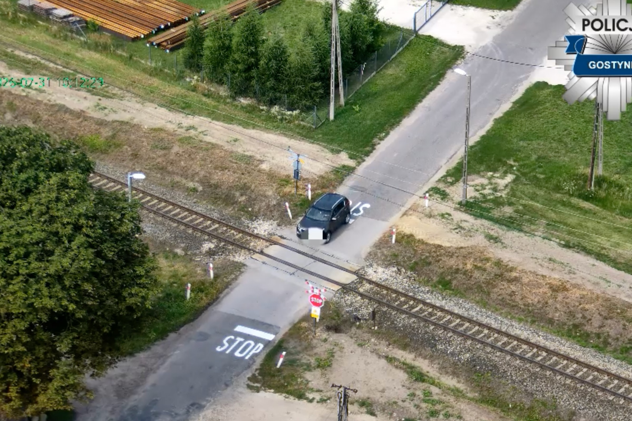 Nad przejazdem zawisł policyjny dron. Kierowcy jeździli jak zwykle