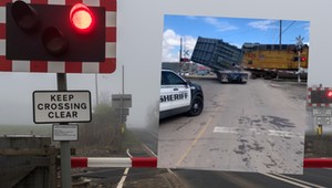 Potężna ciężarówka utknęła na torach. Policjanci mogli się tylko przyglądać [WIDEO]