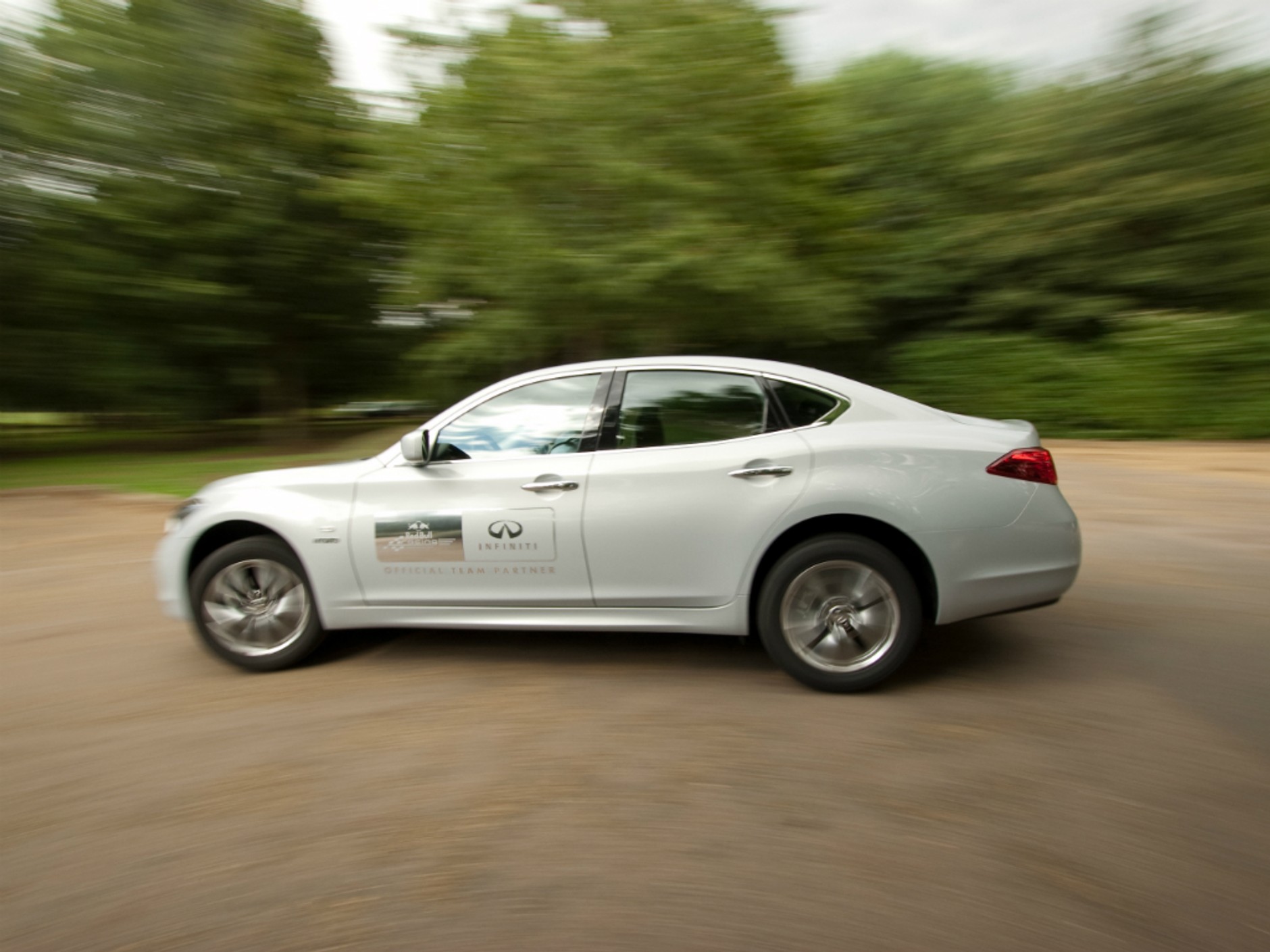 Infiniti M35h GT: szybki, ekonomiczny i luksusowy