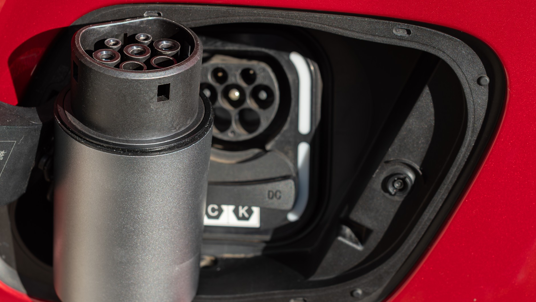 Adapter V2L najczęściej jest traktowany jako dodatkowe akcesorium, za które trzeba dopłacić