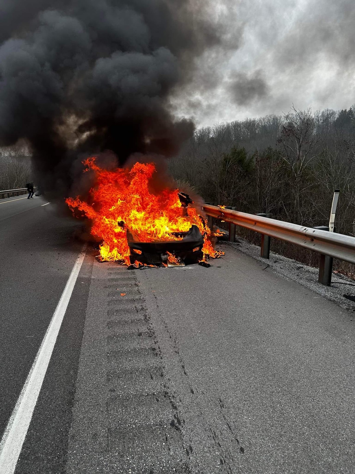 Na jednej z dróg międzystanowych w USA doszczętnie spłonęła Tesla Model S