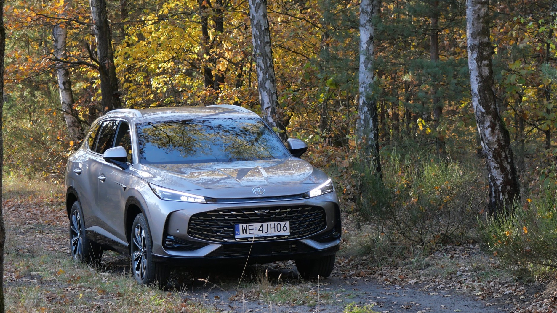 To oznacza, że mówimy o sporym SUV-ie. MG HS mierzy 4670 mm długości, rozstaw osi to 2765 mm, a bagażnik pomieści 507 l