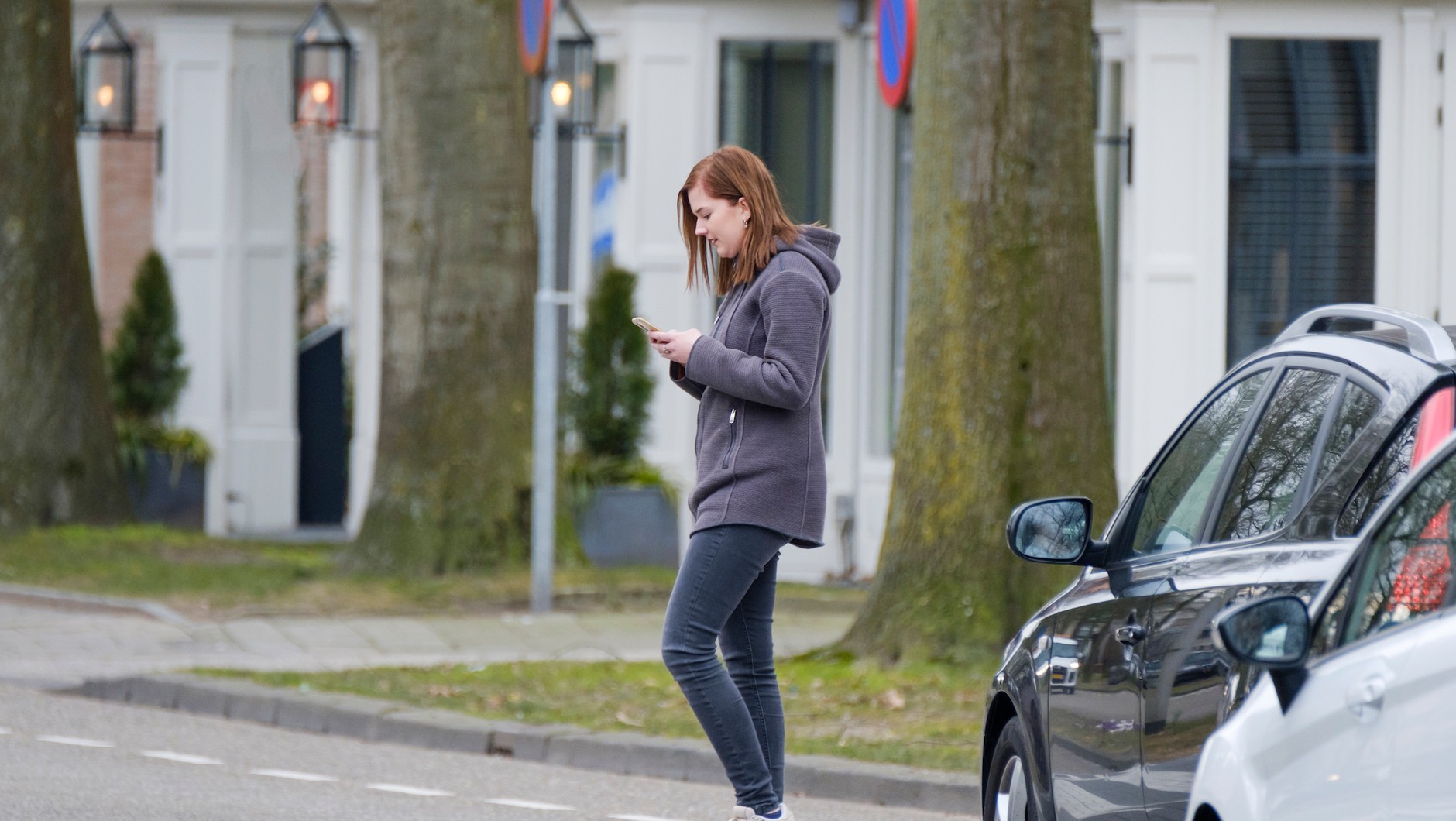 Telefon w ręku pieszego na jezdni? Za to grozi  300 zł mandatu!