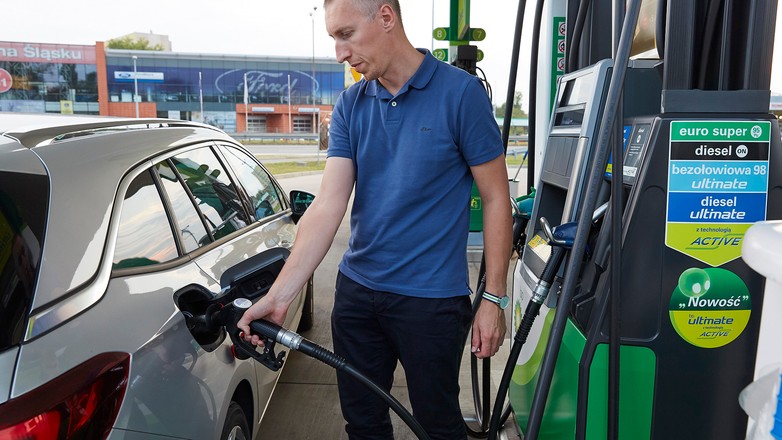 Po której stronie znajduje się wlew paliwa?