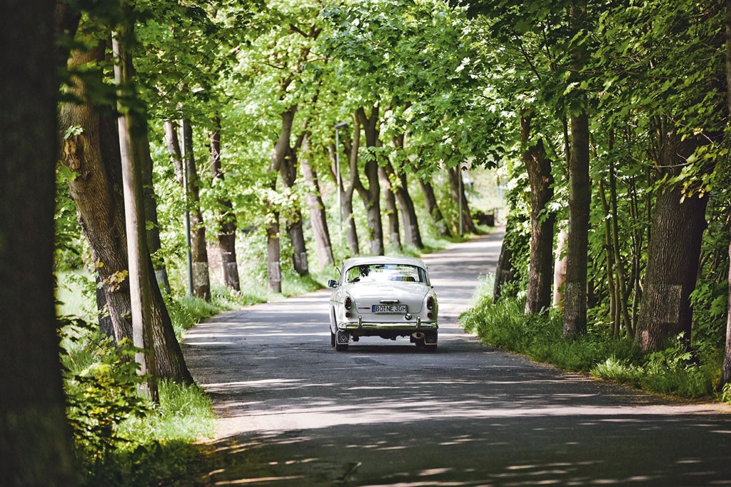 Bagażnik jest wystarczająco duży, żeby wybrać się Amazonem na wakacje. Osiągi wersji 123 GT są co najmniej współczesne, a szersze od fabrycznych opony (185) doskonale pasują do sportowego charakteru tej odmiany