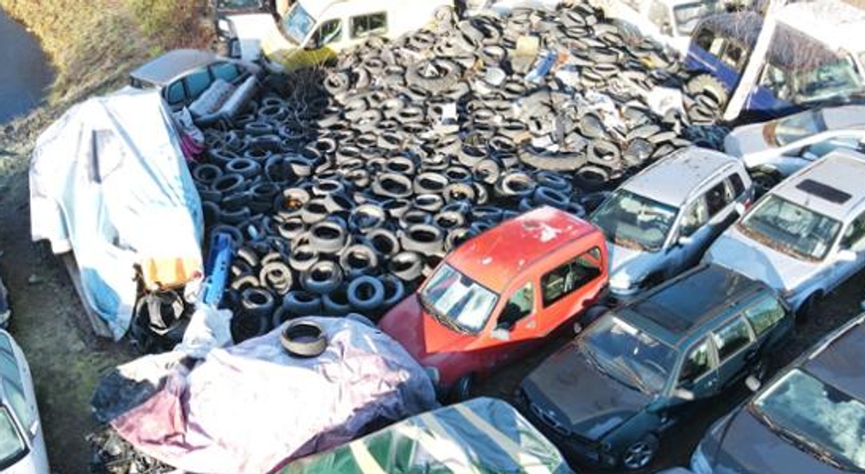 Inspektorzy odkryli szokujące składowisko. Dron latał nad oczkiem wodnym