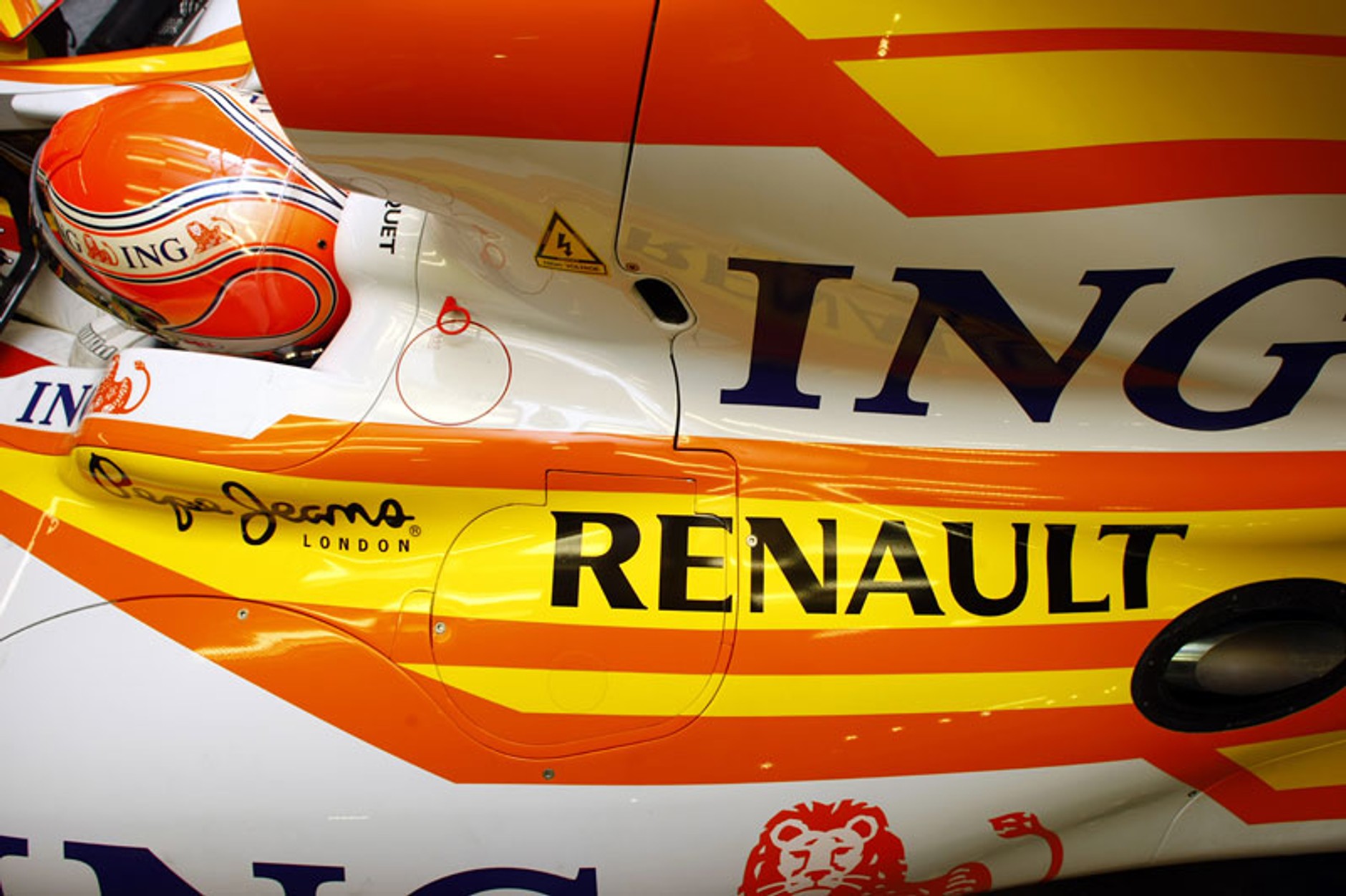 Formuła 1: prezentacja Renault - R29 z płetwą rekina (fotogaleria)