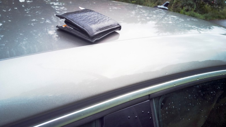 Kierowca zostawił portfel na dachu samochodu (zdj. ilustracyjne)