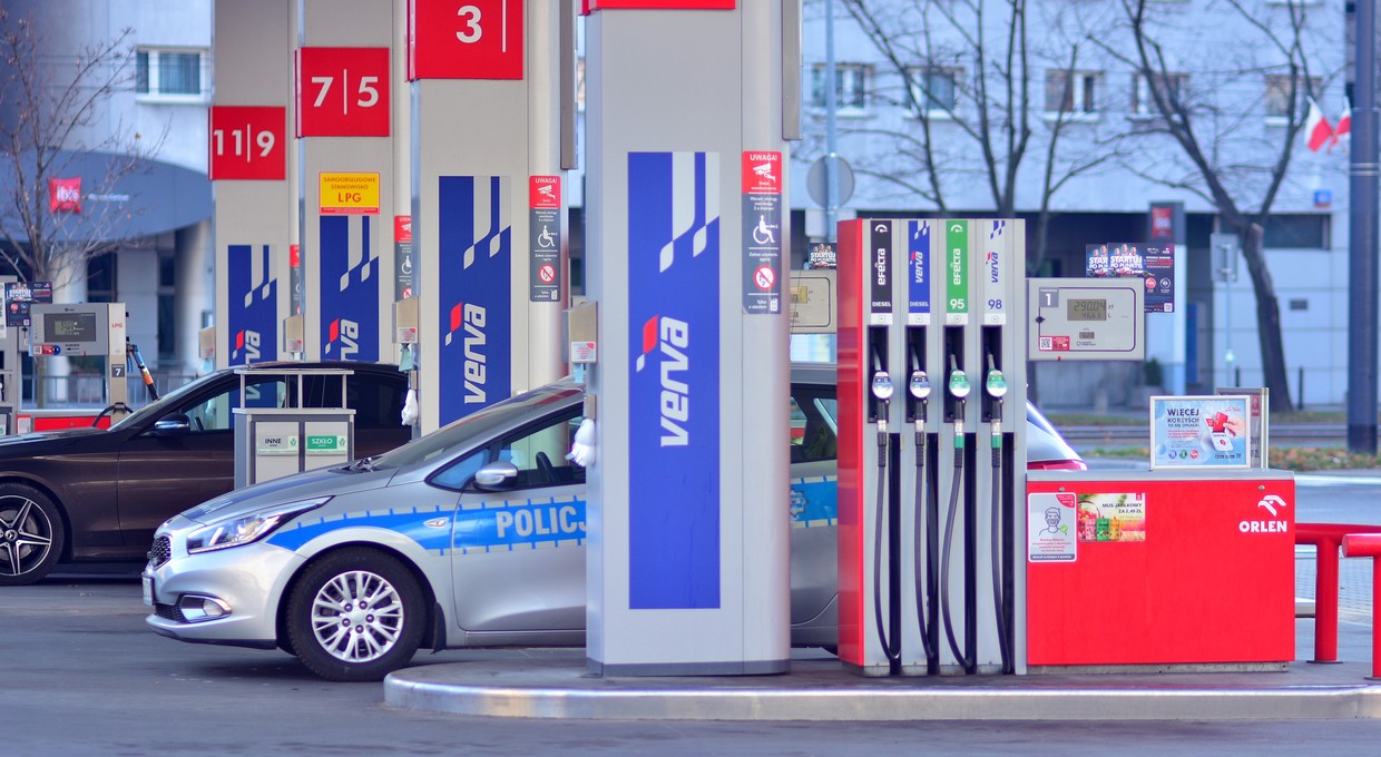 Ropa jest najtańsza od trzech lat. To oznacza kolejne obniżki cen paliw