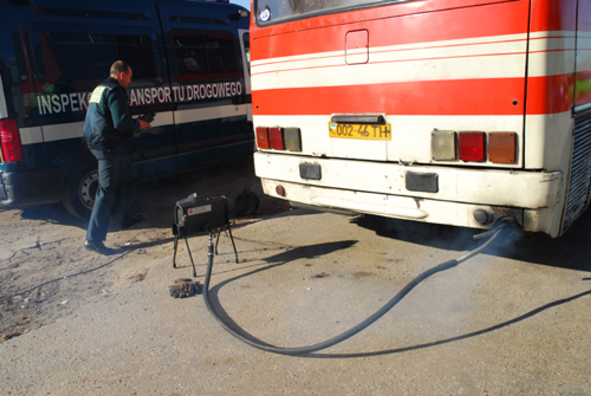 Autobusy w kłębach dymu