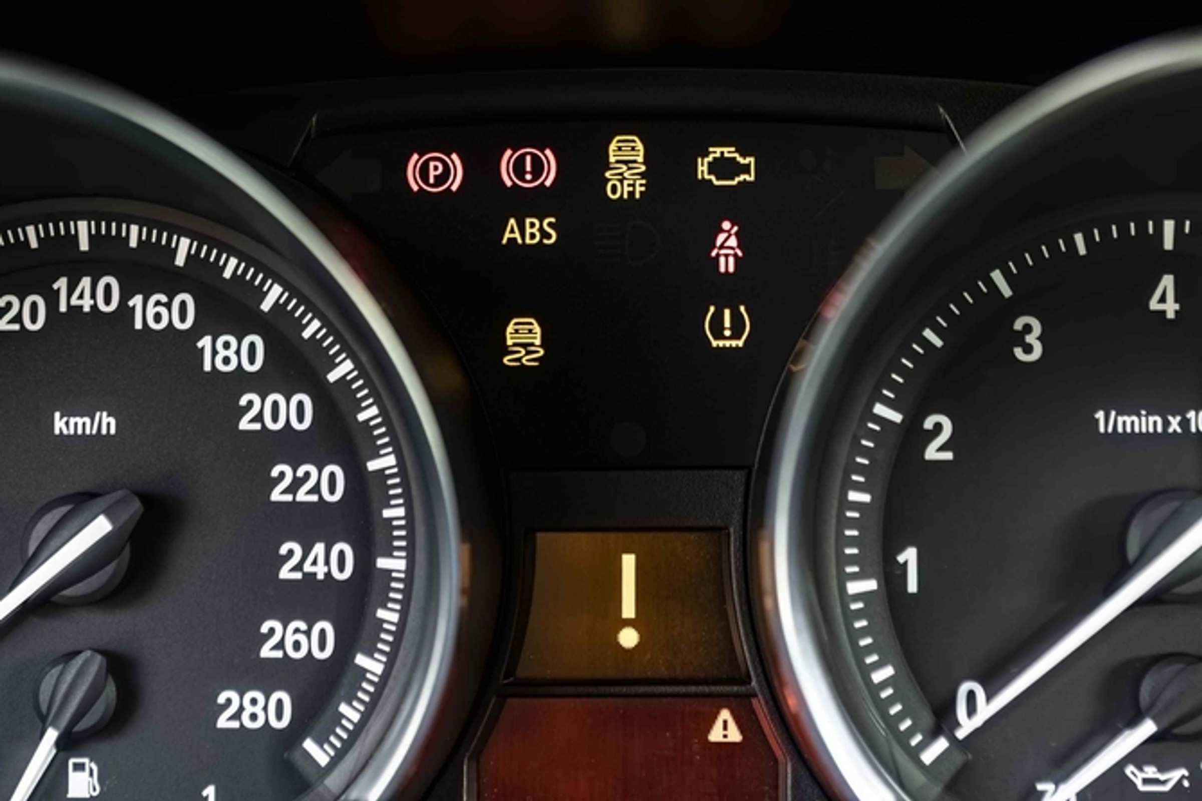 Co oznaczają kontrolki w twoim samochodzie? 15 pytań do kierowców