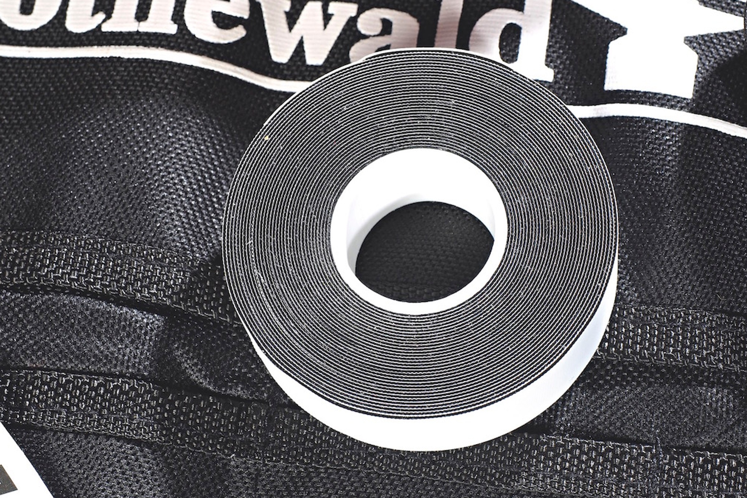 Pomysłowy trik na zimę. Miej w aucie zawsze taśmę klejącą