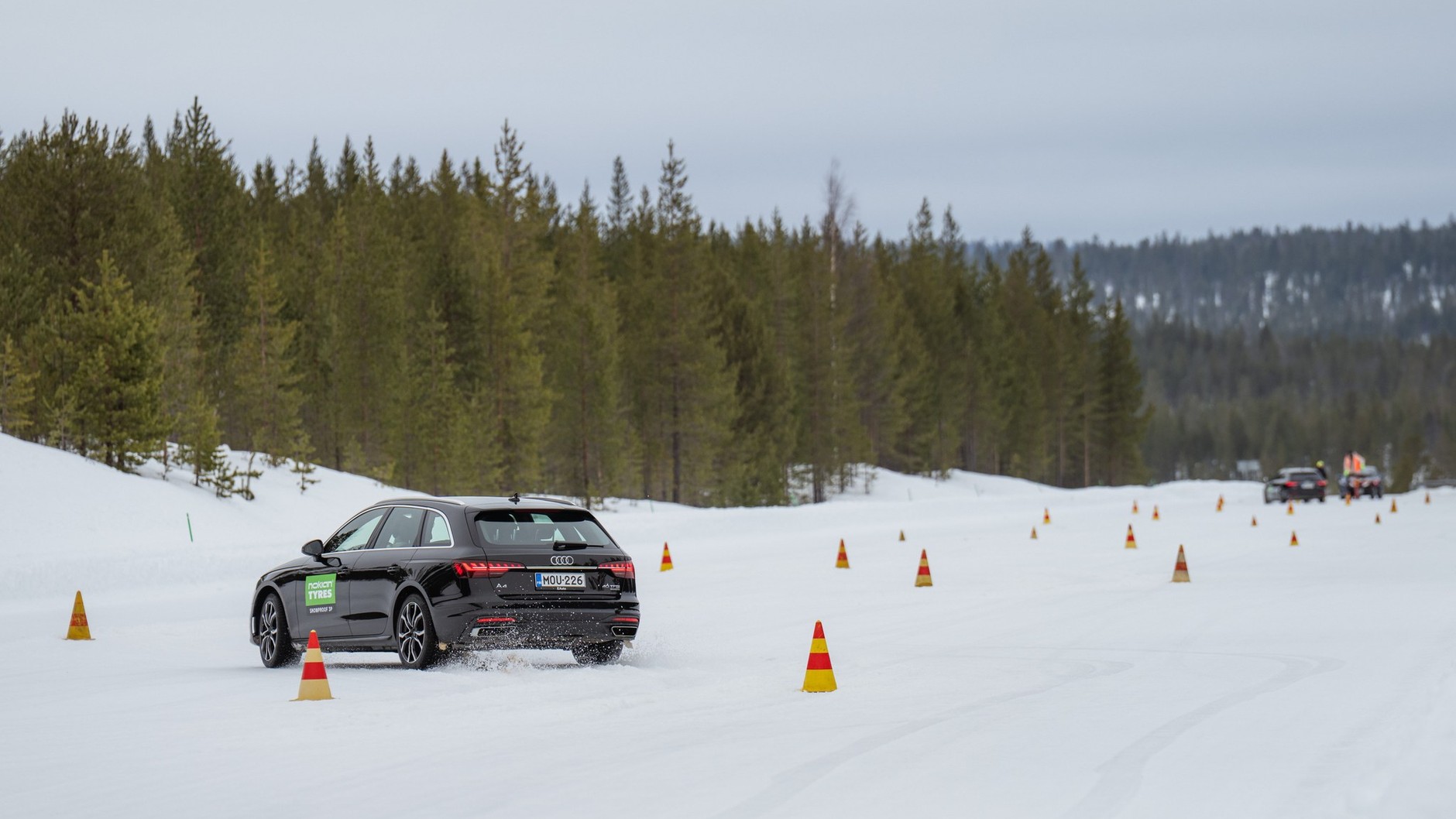 Slalom na śniegu w centrum Nokiana w Ivalo