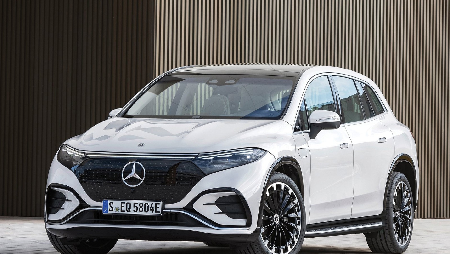 Mercedes EQS SUV – topowy SUV oferowany jest w 4 wersjach: 450+ i 450 4Matic (360 KM), 580 4Matic (544 KM) oraz AMG 63 4Matic+ (612 + 22 KM). Ceny od 580 900 zł