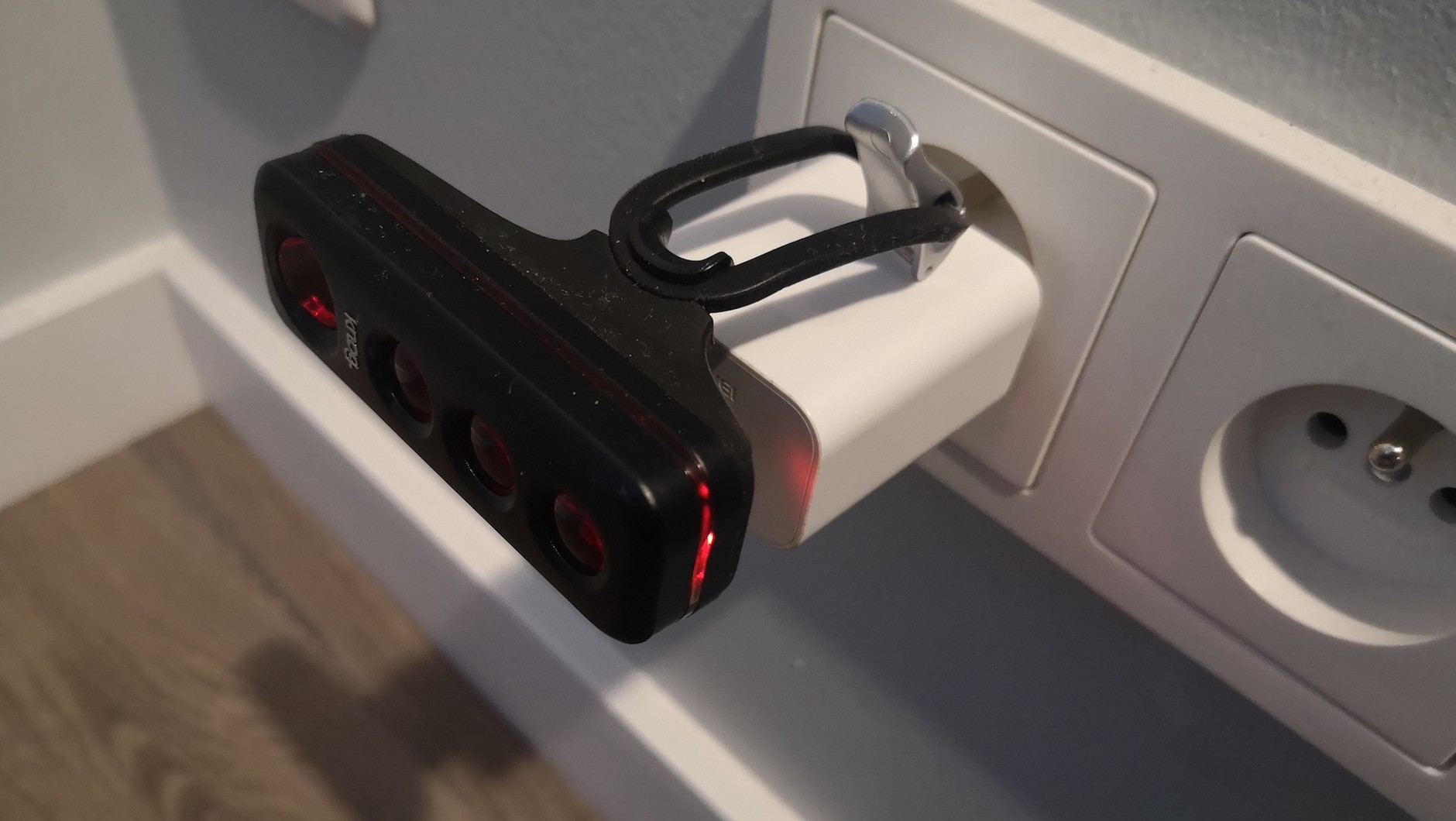 Wbudowany akumulator litowo-polimerowy i ładowanie z dowolnego gniazda USB – to obecnie obowiązujący trend w hi-endowym oświetleniu rowerowym