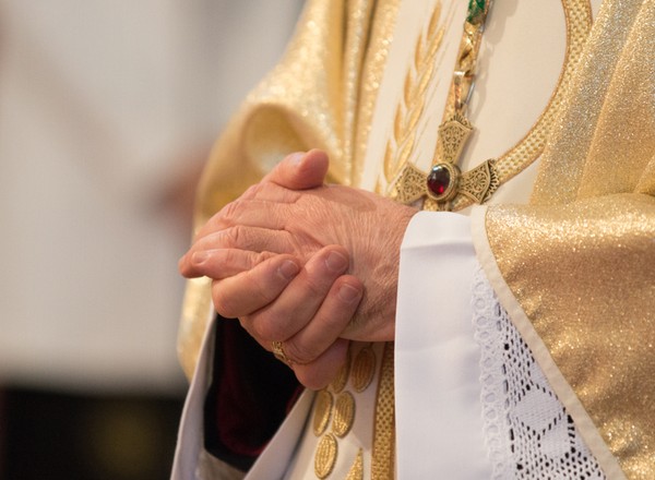 Proboszcz wydmuchał promil. Tłumaczy się "dużą dawką leków". "Nie miał świadomości"