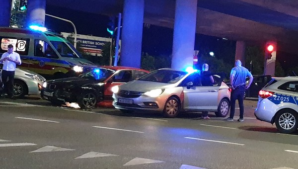 Pijany uciekał przed policją. Zderzył się z nieoznakowanym radiowozem i taksówką