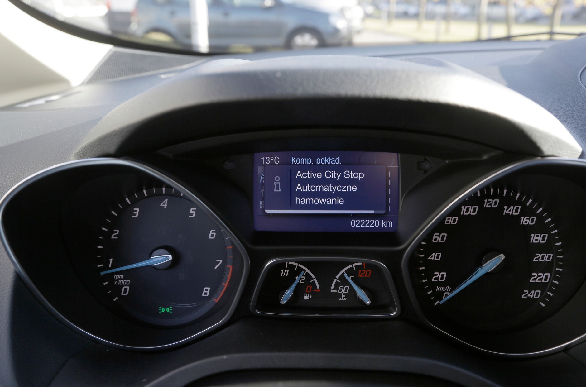 System ograniczający ryzyko kolizji przy małych prędkościach – Jeżeli C-Max wykryje zagrożenie podczas jazdy w korku, sam zahamuje!