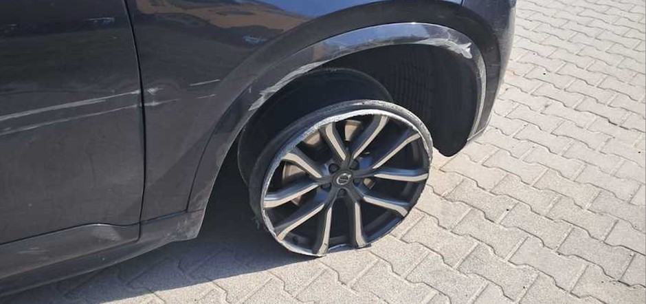 46-latka jechała bez opon z prawej strony samochodu