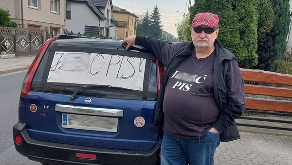 Pan Janusz stanie przed sądem za napis na samochodzie. "To atak na wolność słowa"