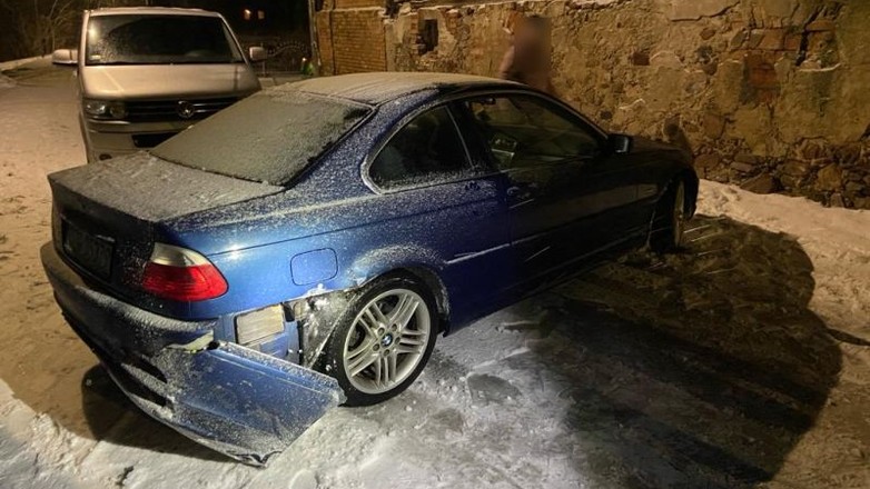 Pod pozorem pomocy ukradł BMW