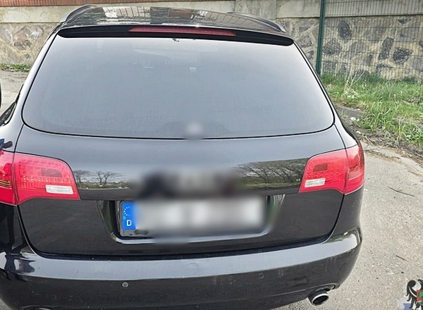 Chciał zachować anonimowość, a tym bardziej zwrócił na siebie uwagę policjantów