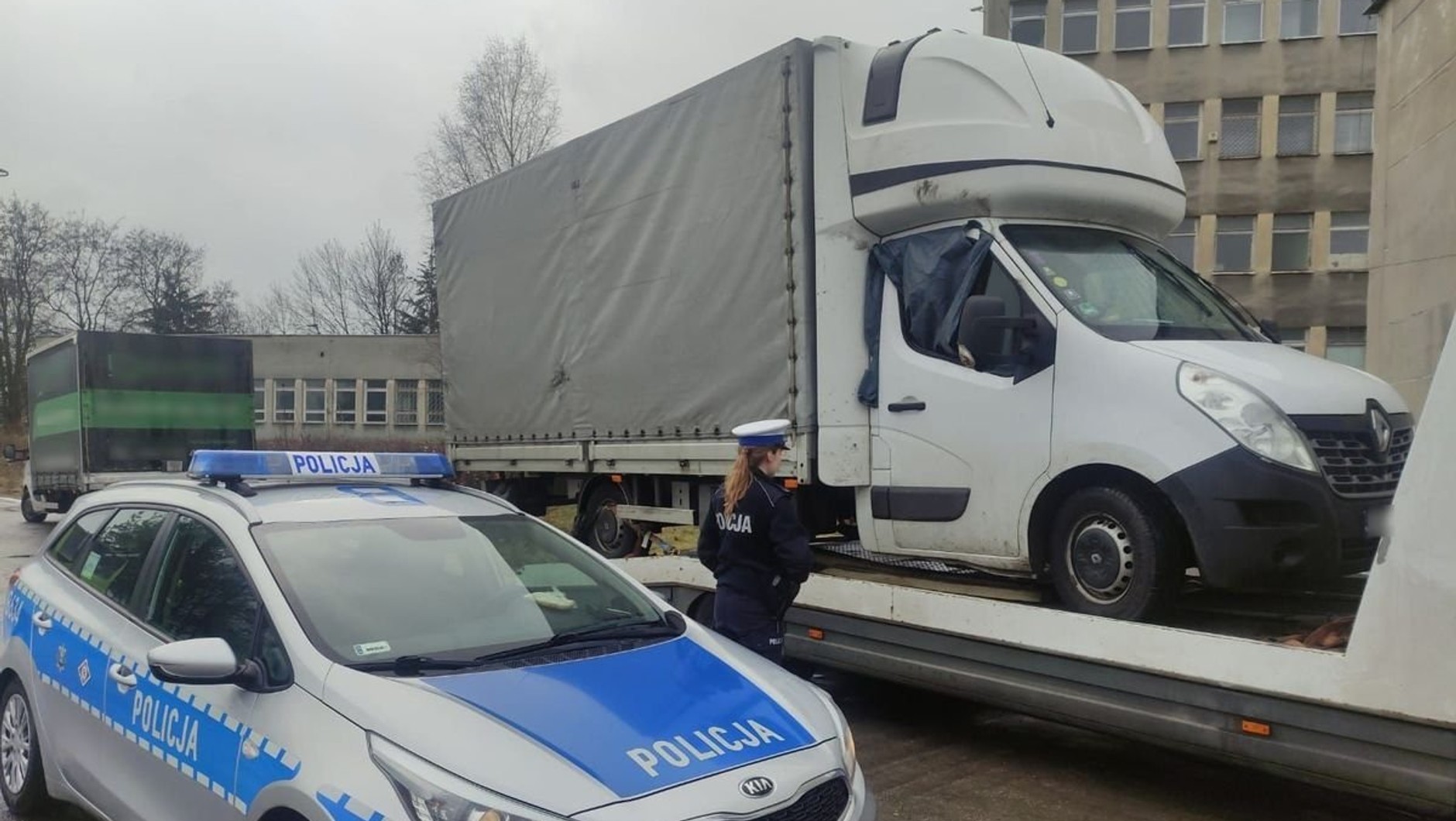 Policjanci rozbili szybę samochodu dostawczego, by dostać się do niereagującego mężczyzny