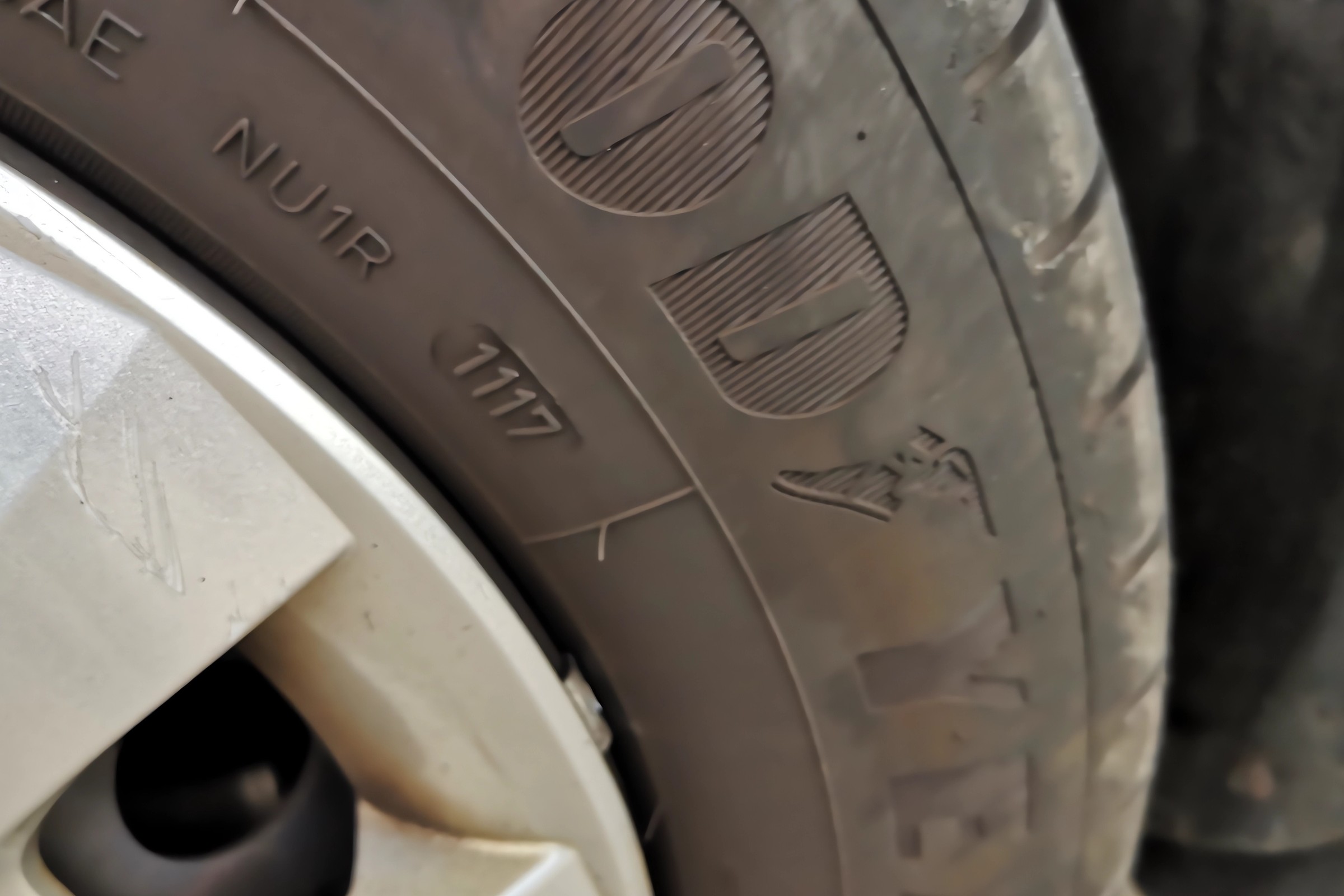 Nowe opony nie zawsze są nowe. Kod DOT ujawnia ich prawdziwy wiek