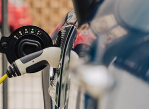 Stellantis ostrzega. Jeśli auta elektryczne będą tak drogie, rynek się załamie