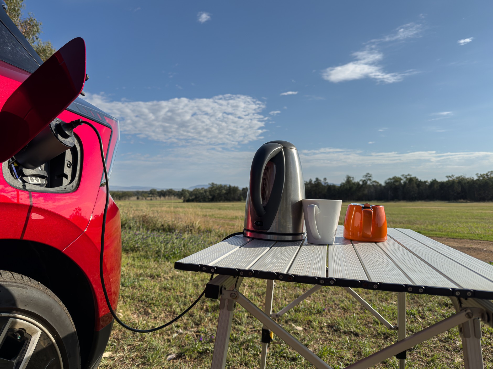 Większość aut elektrycznych i niektóre hybrydy plug-in pozwalają na wykorzystanie baterii trakcyjnej jako gigantycznego, mocnego magazynu energii. 