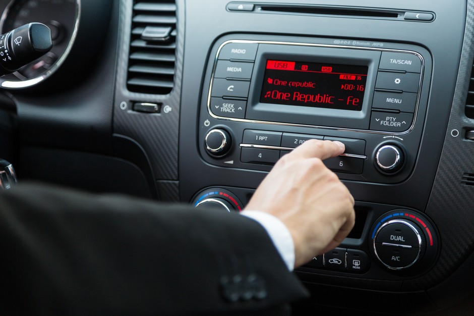 Część polskich kierowców musi płacić za radio w samochodzie