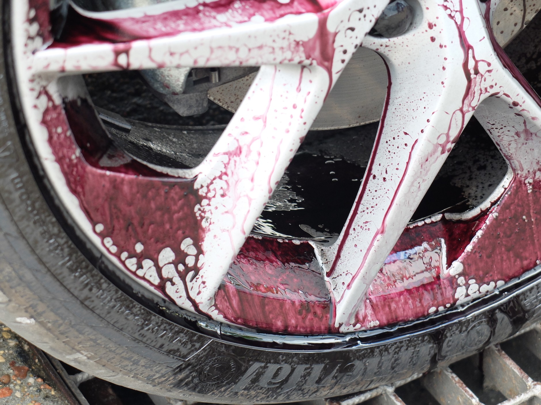 Jakkolwiek nie całkiem da się uniknąć kontaktu opon ze środkami do felg, warto próbować