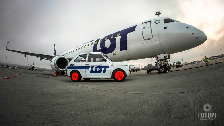 Nietypowy „Maluch” w nietypowej sesji na... lotnisku