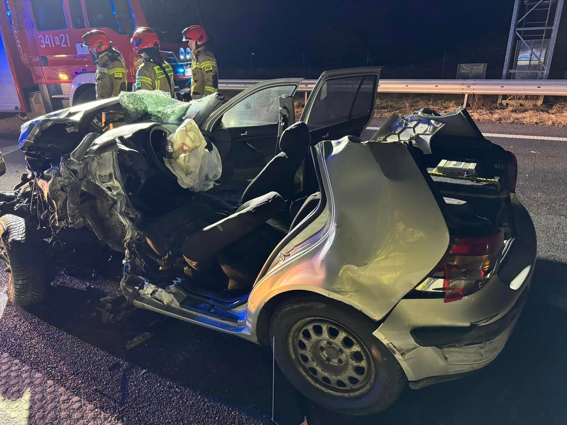 Zderzenie czołowe na drodze S22. Golf wbił się w TIR-a