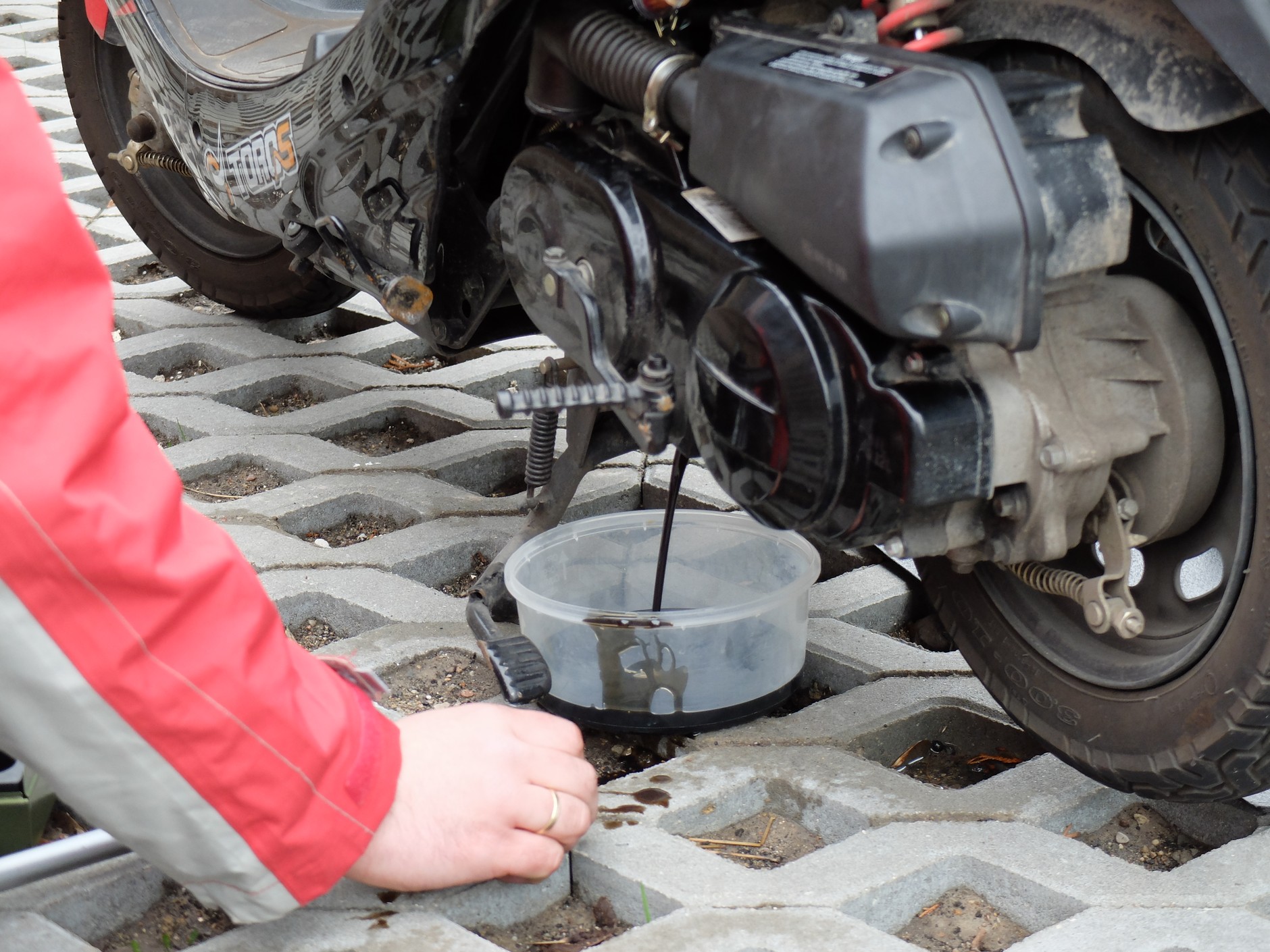 Spuszczamy stary olej