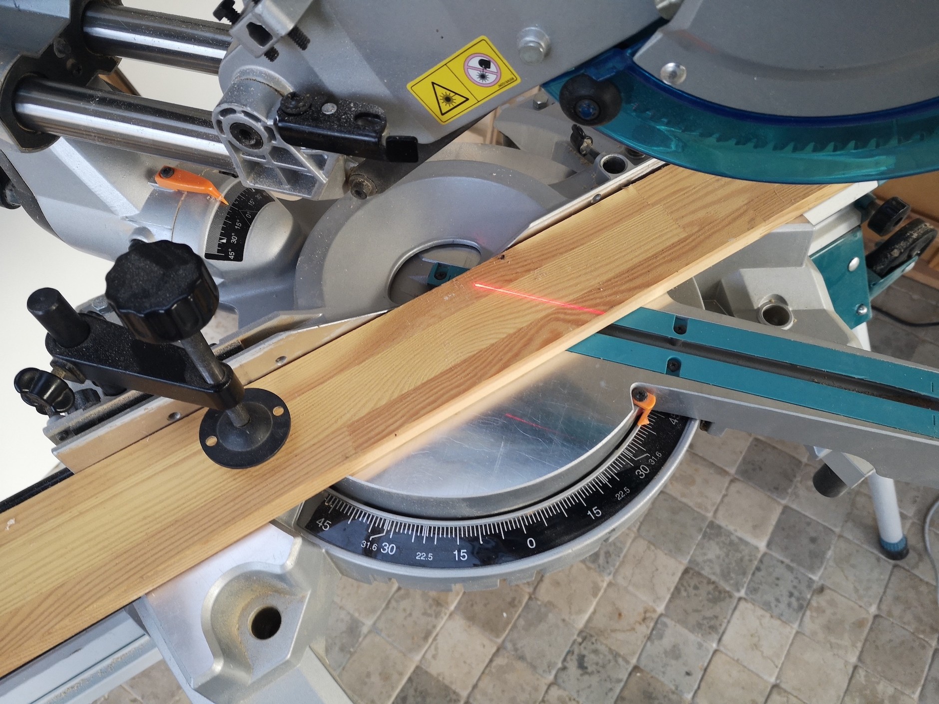 Podstawowe zastosowanie ukośnicy: przecinanie przedmiotów pod różnymi kątami. Laserowy znacznik ułatwia precyzyjne cięcie