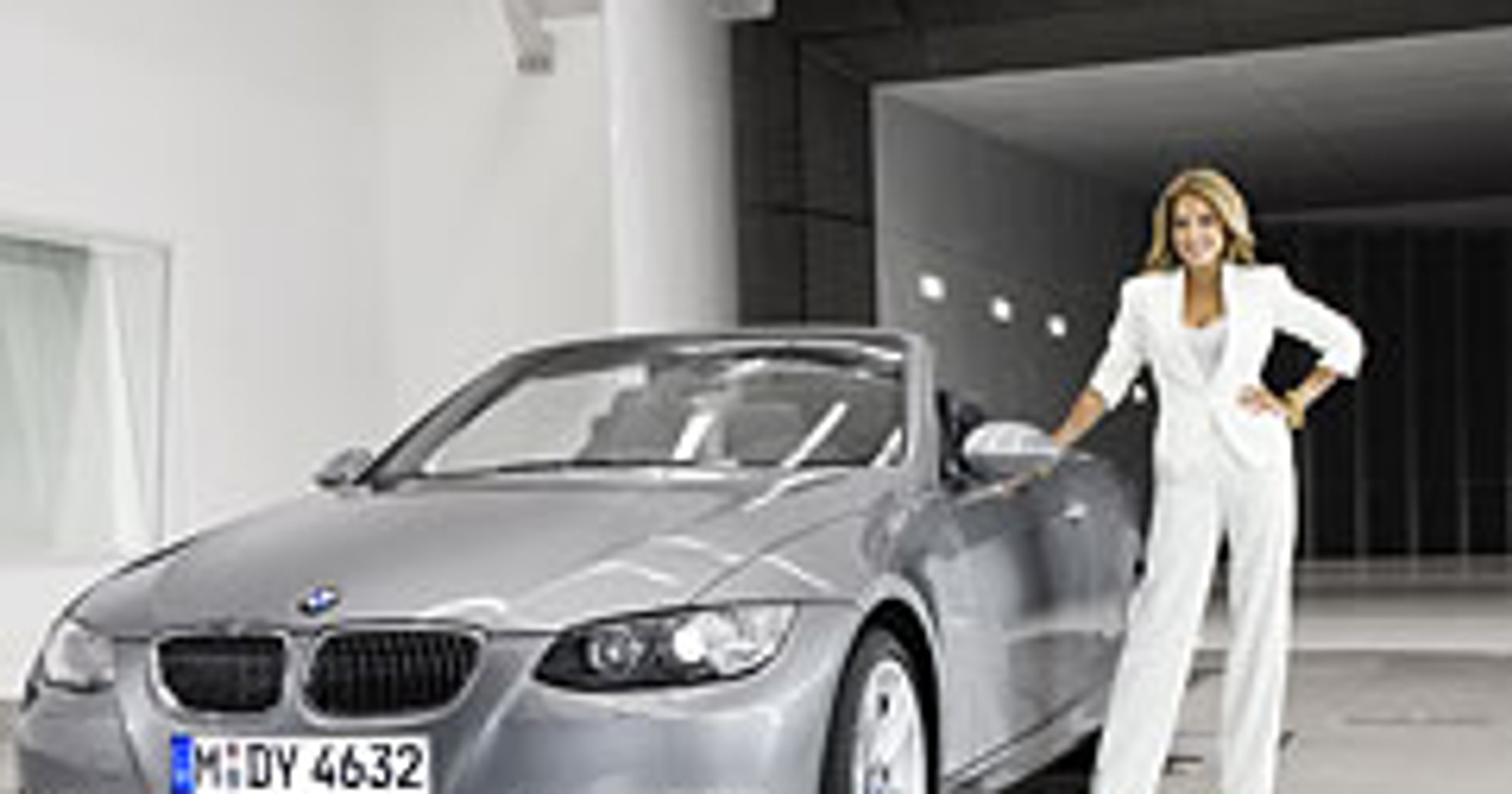 Blond bogini w tunelu aerodynamicznym BMW