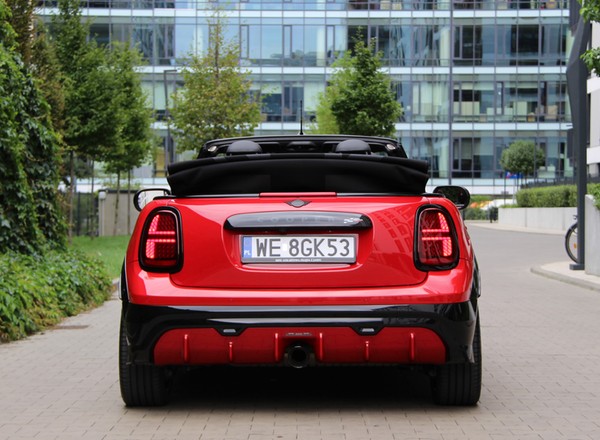 MINI John Cooper Works Cabrio ma coś z gokarta. To świetny czasoumilacz
