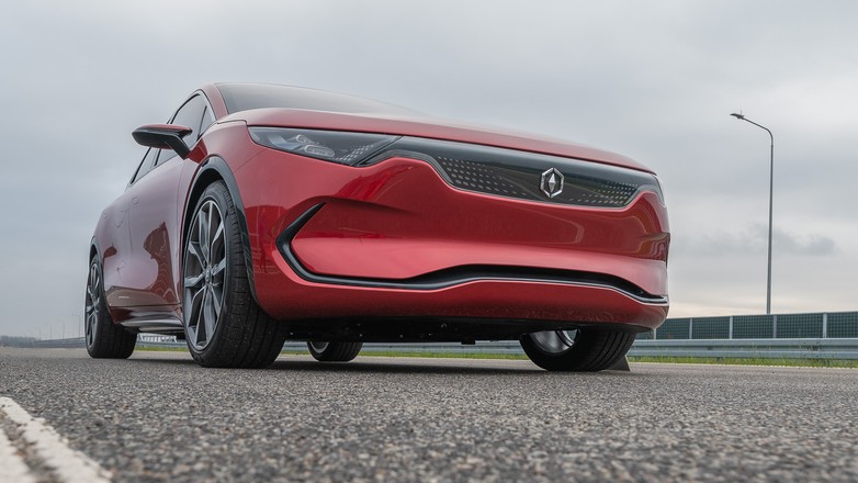 Izera na drodze S2: zwróćcie uwagę, że na zderzaku nie ma jeszcze miejsca pod tablicę rejestracyjną