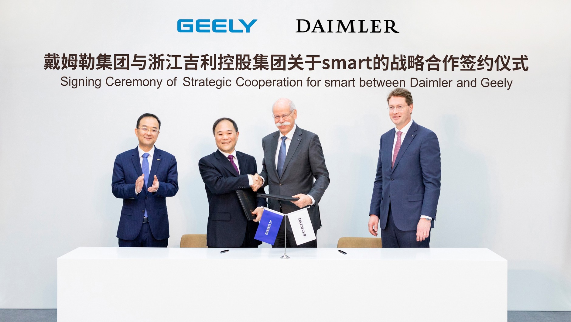 Li Shufu (drugi z lewej) za pośrednictwem Tenaciou3 Prospect Investment Limited ma 9,7 proc. udziałów w koncernie Mercedesa. Na zdjęciu: podpisanie umowy między koncernami Mercedesa i Geely, powołującej nowego właściciela marki smart.